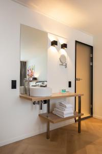 Snoozz Hotels Bolsward Boutique hotel zonder receptie met digitale sleutel tesisinde bir banyo