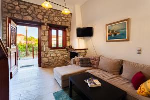 TV a/nebo společenská místnost v ubytování Seaside Dukes Villas