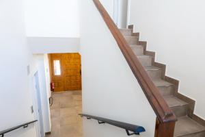 Una escalera en una casa con puerta de madera en Apartamentos Herri Ondo URBASA INVERNAL, en Iturmendi