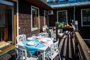 Imagine din galeria proprietății Apartment with a terrace and a hot tub în Rīga