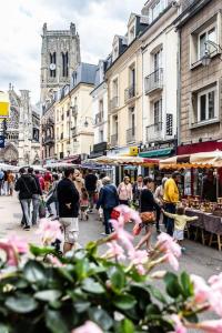 迪耶普Bel appartement vue mer centre-ville, face plage的一群人穿过街市