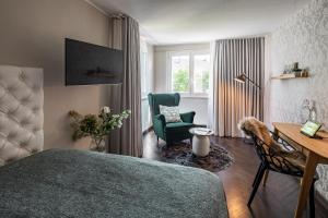 Schlafzimmer mit einem Bett, einem Schreibtisch und einem Stuhl in der Unterkunft Ganter Hotel & Restaurant Mohren in Reichenau