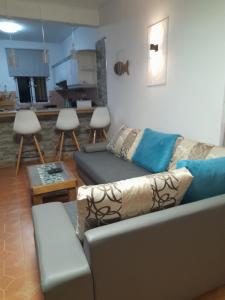 sala de estar con sofá, mesa y sillas en Residence Le Choisy, en Grand Baie