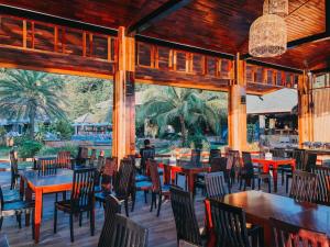 Reštaurácia alebo iné gastronomické zariadenie v ubytovaní Phi Phi Andaman Beach Resort-SHA Plus