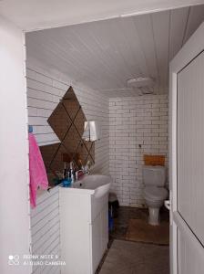 uma casa de banho com um lavatório e um WC em Милый дом em Tokmok