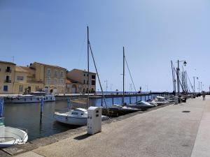 Kilka łodzi zakotwiczyło w porcie. w obiekcie Maison de vacances à Marseillan au cœur du village, à quelques pas du port. w mieście Marseillan