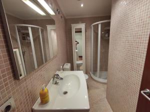 A bathroom at LA PLAYA DE TOÑA by Urdaibai Rentals