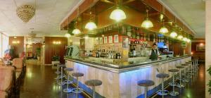 Lounge nebo bar v ubytování HOTEL CONTINENTAL + 19 fotografií