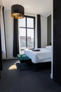 a hotel room with a bed and a large window at Hotel Monnickendam in Monnickendam