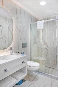 A bathroom at Silvana Hotel Még 37 kép