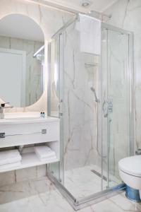 Koupelna v ubytování Silvana Hotel