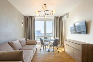 Televízia a/alebo spoločenská miestnosť v ubytovaní Petrovdom Apartments 11-120 in RC Hoffman House, 34 Zolotoustivska Street