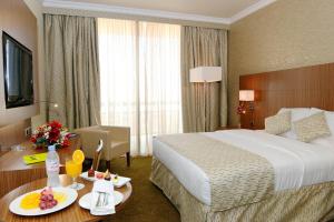 سرير أو أسرّة في غرفة في Treffen House Doha - Souq Waqif and next to Msheireb Metro Station