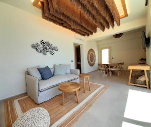 Uma área de estar em Life Suites