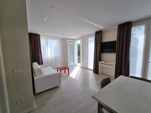 salon z białą kanapą i krzesłem w obiekcie Agriturismo Dell'Orto Apartments w Weronie +33 zdjęcia