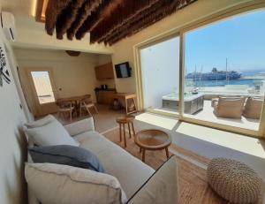 Uma área de estar em Life Suites