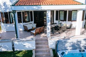 Patio alebo iná vonkajšia časť ubytovania Villa Sonik