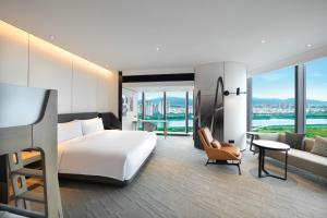une chambre d'hôtel avec un lit et un canapé dans l'établissement Crowne Plaza Quanzhou Riverview, an IHG Hotel, à Quanzhou