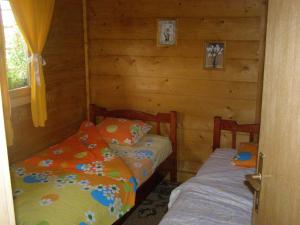 庫察的住宿－Guesthouse Kuzmanovic，木墙客房的两张床