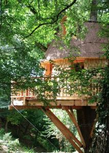 une cabane dans les arbres au milieu de la forêt dans l'établissement Les Robinsonades, à Couladère