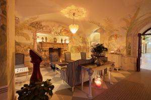 維也納的住宿－The Leo Grand，客厅设有壁炉、桌子和椅子