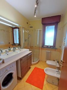 łazienka z umywalką i pralką w obiekcie Parco Dora View Apartment w Turynie +18 zdjęć