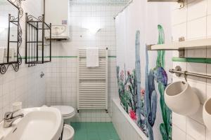 uma casa de banho com um WC e um lavatório em Padova Santa Croce Apartment em Pádua