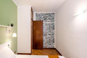 um quarto com uma cama e uma porta num quarto em Padova Santa Croce Apartment em Pádua