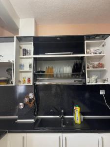 Кухня или мини-кухня в Луксозен апартамент в сърцето на Сандански
