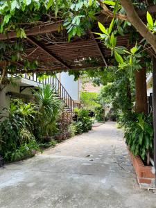 コーンケーンにあるホテル ラ ヴィラ コーンケーンのパーゴラと植物の並ぶ屋外遊歩道