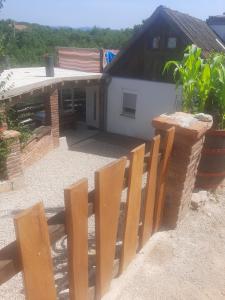 een houten hek voor een huis bij Jelica in Polje