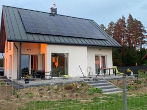 una casa con paneles solares en el techo en Gościniec Wigry 2 en Walne