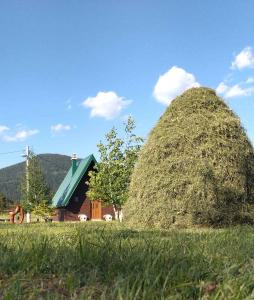Deux grandes bottes de foin dans un champ à côté d'une grange dans l'établissement Etno Koliba Nikoleta, à Žabljak