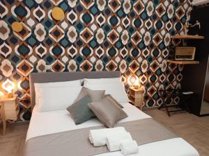 Postel nebo postele na pokoji v ubytování Geometric Art Home