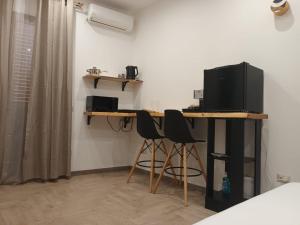 TV a/nebo společenská místnost v ubytování Geometric Art Home