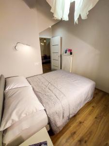 een kleine slaapkamer met 2 bedden en een lamp bij MR HOME APARTMENTS - Limba in Krakau