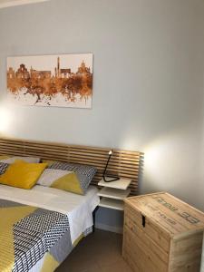 um quarto com uma cama e uma secretária com uma fotografia na parede em Area33 Guest House em Bolonha