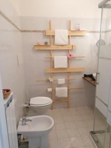 uma casa de banho branca com um WC e um lavatório em Area33 Guest House em Bolonha