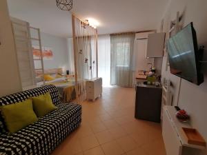 Televízia a/alebo spoločenská miestnosť v ubytovaní Area33 Guest House