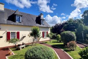 Vonkajšia záhrada v ubytovaní Charmante maison familiale du moulin st-michel