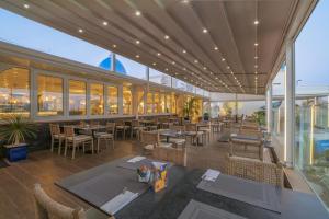 un ristorante con tavoli e sedie in un edificio di Bahiazul Resort Fuerteventura a Corralejo