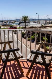 un banc en bois installé au-dessus d'un balcon dans l'établissement Fonda Can Dalfo by Vivere Stays, à L'Estartit