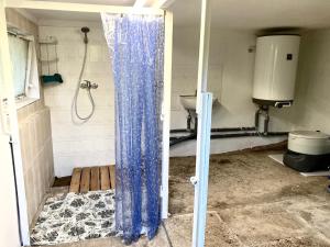 Kylpyhuone majoituspaikassa Jurta pod Blaníkem