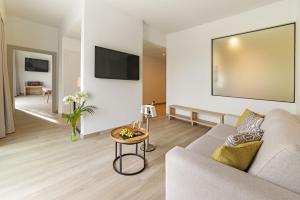 Телевизор и/или развлекательный центр в Cabogata Beach Hotel