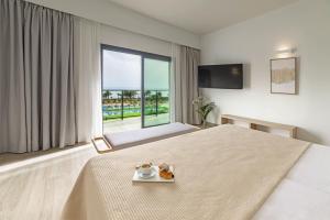 Телевизор и/или развлекательный центр в Cabogata Beach Hotel