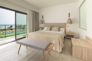 Кровать или кровати в номере Cabogata Beach Hotel