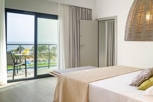 Кровать или кровати в номере Cabogata Beach Hotel