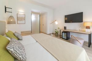 Кровать или кровати в номере Cabogata Beach Hotel