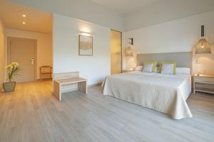 Кровать или кровати в номере Cabogata Beach Hotel