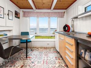 Kuchyň nebo kuchyňský kout v ubytování Holiday home MIDSUND VII